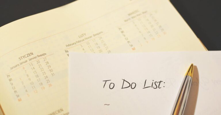 Calendário e checklist com sessões de escrita agendadas