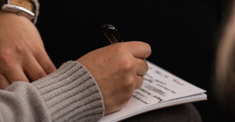 Timer Pomodoro ao lado de manuscrito e anotações