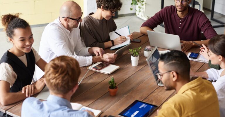 Equipe de pesquisa discutindo autoria e funções