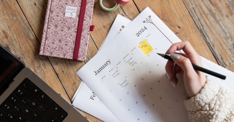 Lista de ação e calendário sobre mesa, sugerindo passos imediatos para começar a escrever esta semana.