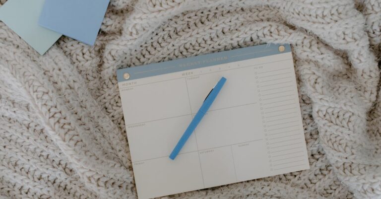 Checklist, calendário e caneta sobre mesa mostrando cronograma de 8 semanas
