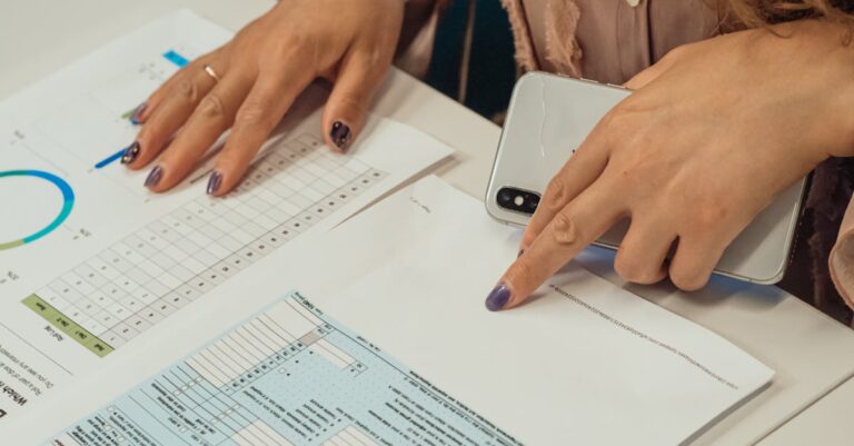 Grupo de pesquisadores reunidos ao redor de um laptop discutindo opções de revistas