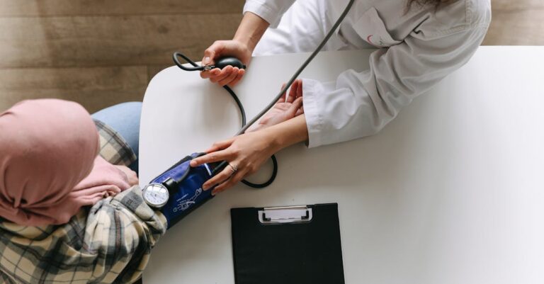 Mãos marcando checklist de ações práticas sobre mesa