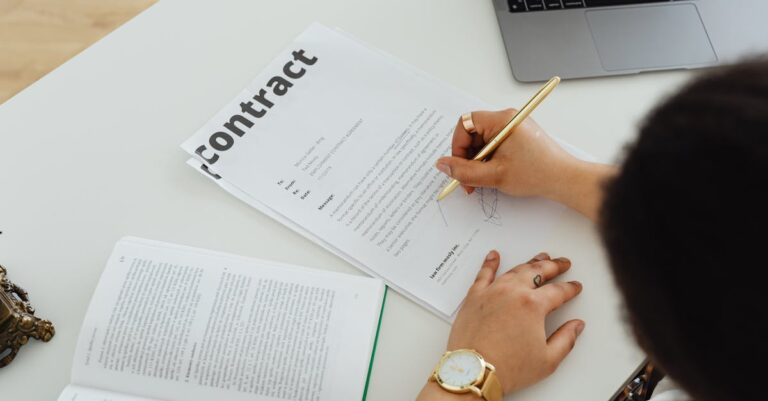 Documentos e laptop com formulário de bolsa, representando busca por financiamento para mestrado