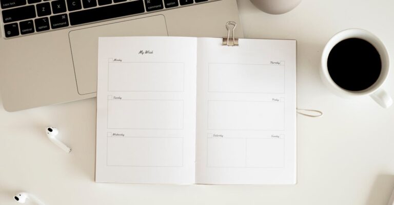 Caderno aberto com etapas numeradas ao lado de laptop e xícara