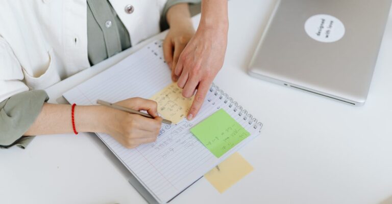 Duas mãos apontando trechos em páginas impressas, simbolizando revisão e validação por pares