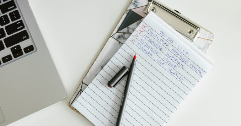 Prancheta com checklist numerado ao lado de laptop e caneta, vista de cima