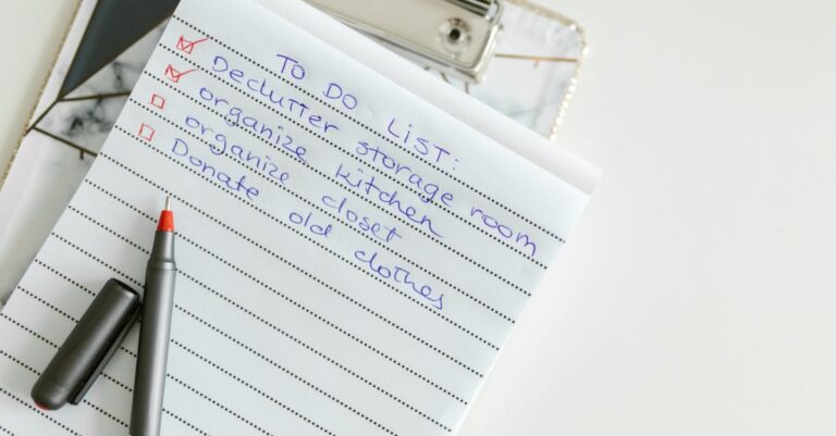 Prancheta com checklist marcado e caneta sobre mesa minimalista, vista superior