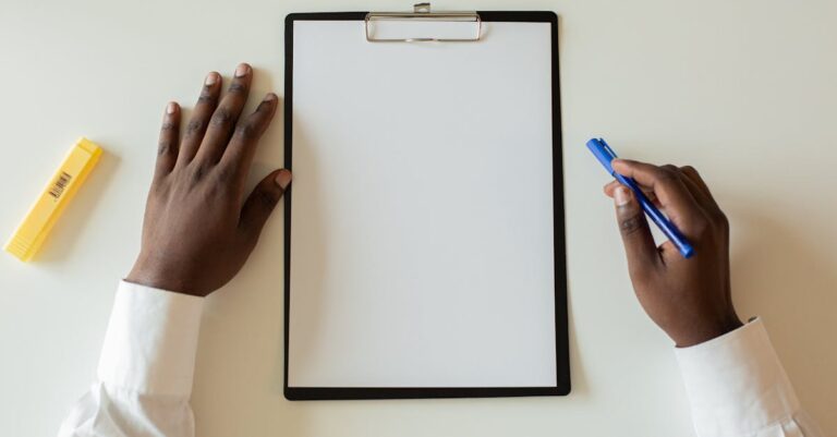 Esboço em clipboard com tópicos IMRD, mostrando estruturação rápida de um artigo acadêmico.
