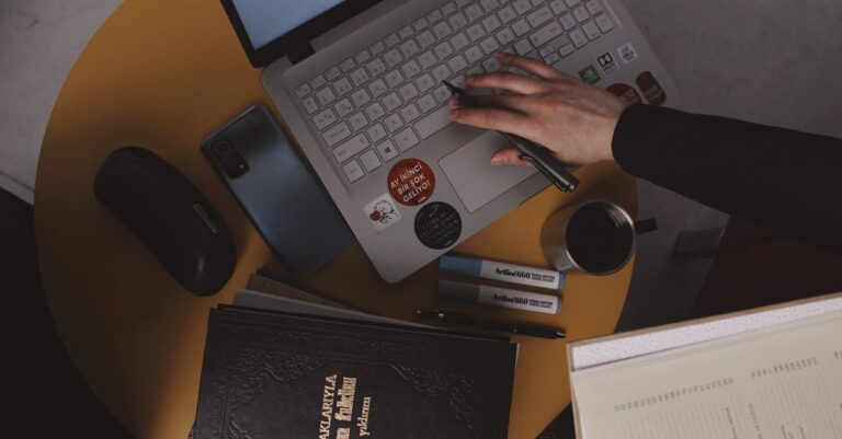 Checklist de entrevista sobre mesa com mão escrevendo e laptop, destacando perguntas para o orientador.