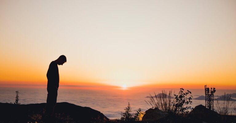 Computador com planilha e bases de dados abertas, indicando uso de dados secundários e análise em mesa de trabalho