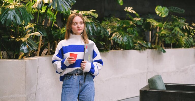 Quadro de avisos com comunicados e laptop exibindo página institucional em mesa de escritório