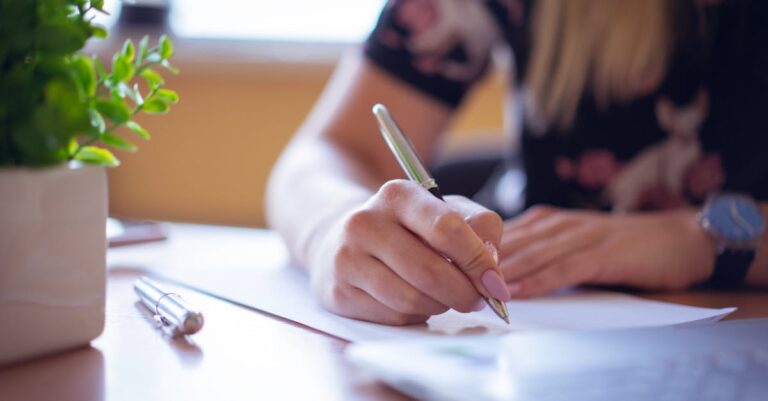 documento com trechos destacados e anotações manuscritas sobre a mesa