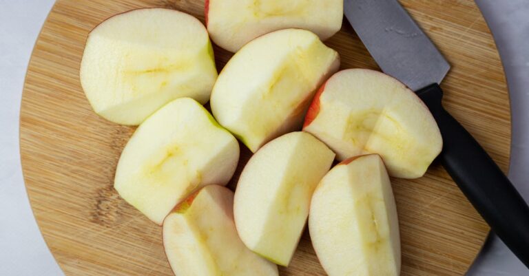 Estudantes preparando refeição em cozinha compartilhada para reduzir gastos com alimentação