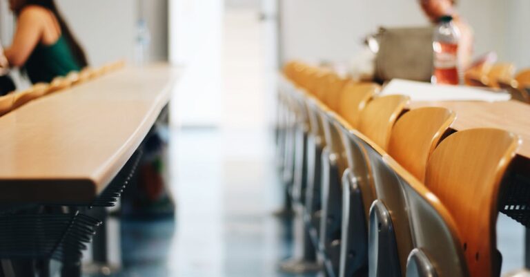 Oficina de resiliência com estudantes praticando exercícios respiratórios guiados por facilitador
