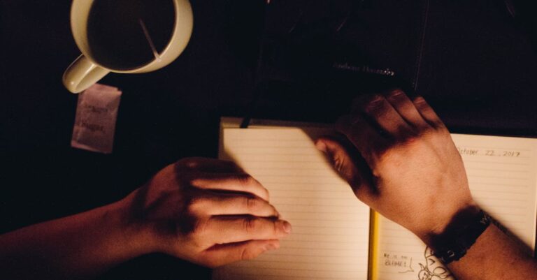 Mesa com caderno, celular e uma xícara, sugerindo busca por apoio e ajustes de metas em situações de sobrecarga