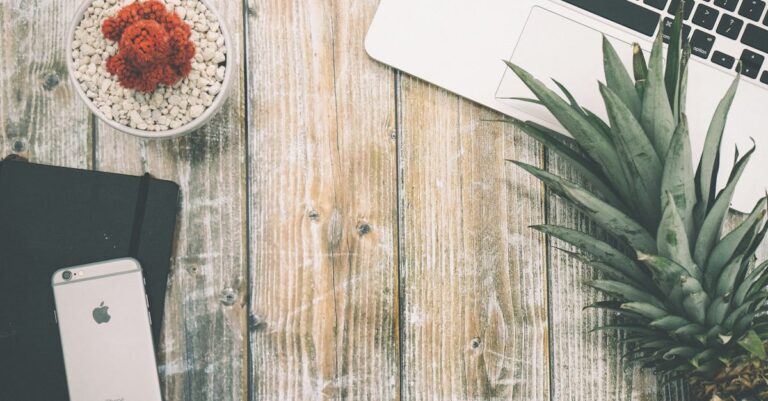 Notebook mostrando página de vaga e calendário com prazos na mesa, vista de cima.