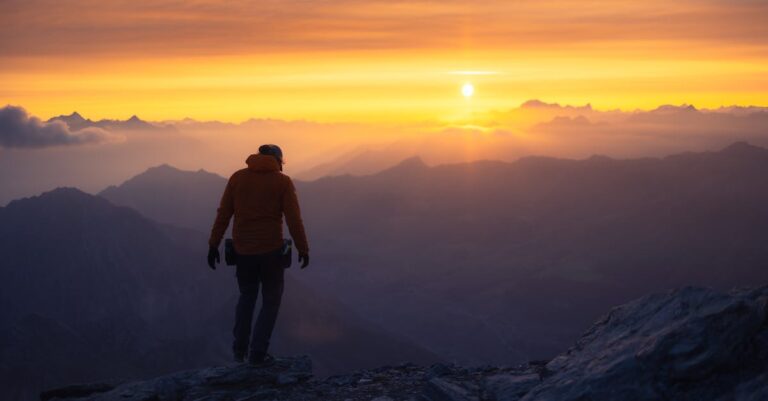 Passaporte, papéis de seguro e mala pequena sobre mesa, simbolizando planejamento de viagem