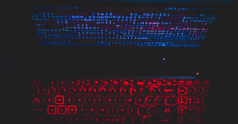 Mãos no teclado revisando texto gerado por IA com notas sobre transparência ao lado