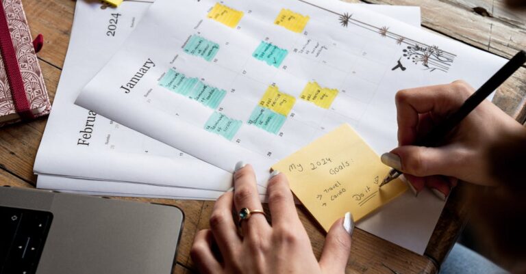 Calendário com marcação de prazos e checklist, caneta marcando data de entrega