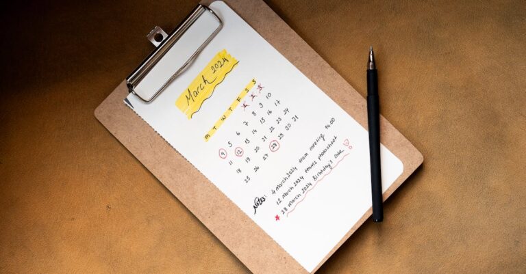Prancheta com checklist semanal e calendário, destacando blocos de 60–120 minutos e entregáveis