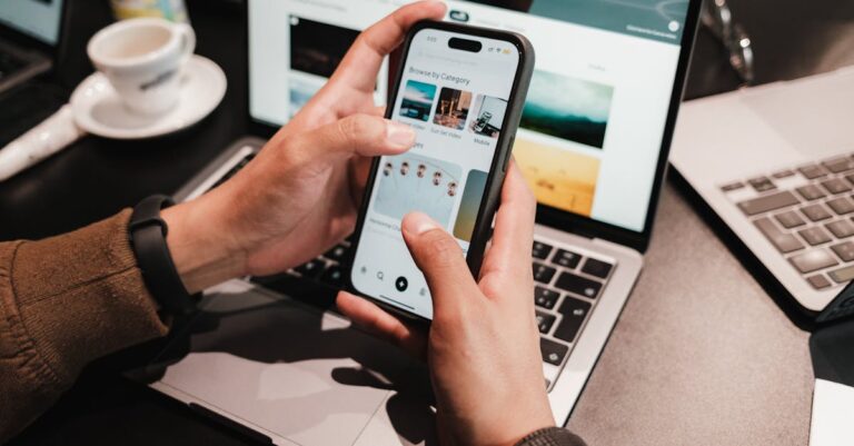Mãos digitando no laptop com notas que mostram operadores booleanos e strings de busca
