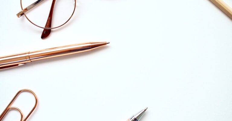 Checklist com itens destacados sobre mesa, caneta apontando ações rápidas para superar bloqueio
