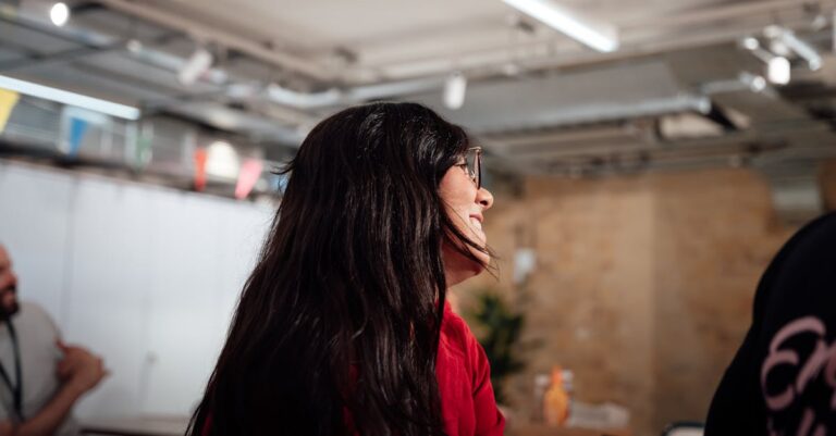Equipe reunida revisando relatórios e planilhas sobre uma mesa, discussão institucional.