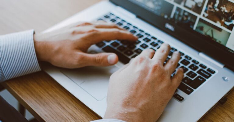 Mãos digitando resposta a pareceres com tela mostrando alterações e tabela de comentários