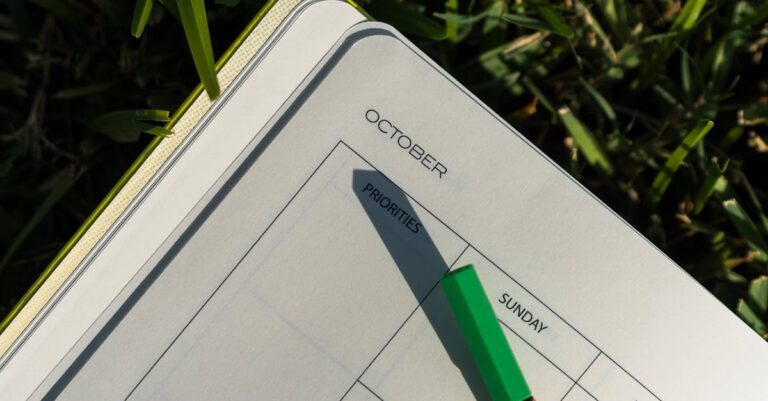 Planner aberto com calendário semanal, notas adesivas coloridas e canetas, indicando cronograma