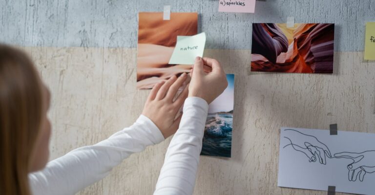 Quadro Kanban com post-its e mãos organizando cartões de tarefas