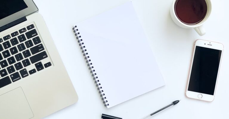 Mesa com laptop, checklist e cronômetro indicando plano de recuperação acelerado para defesa