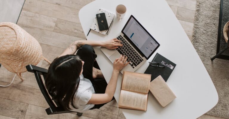 Mesa com laptop, checklist e cronômetro, indicando foco em produtividade e gestão de riscos