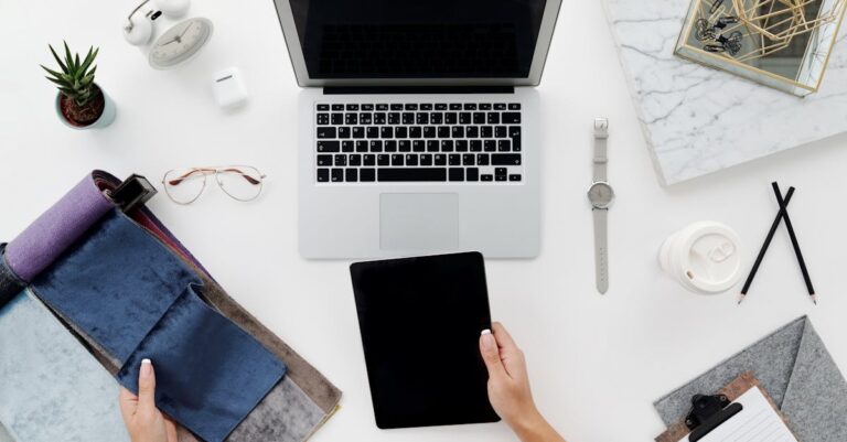 Mãos segurando cartões com bullets ao lado de laptop e slides impressos, prática da abertura.