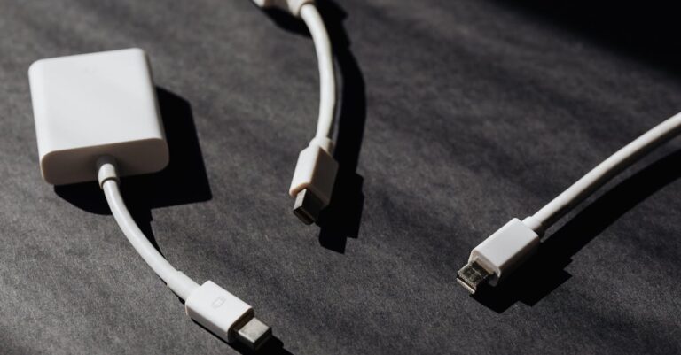 Laptop mostrando upload de repositório com arquivos de código e README, pendrive ao lado