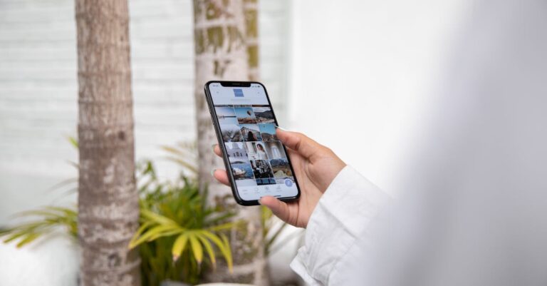 Pessoa segurando smartphone pronta para compartilhar o link do preprint, com microfone e notas ao lado.