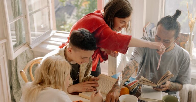 Docente e candidata discutem projeto com papéis e laptop em escritório acadêmico