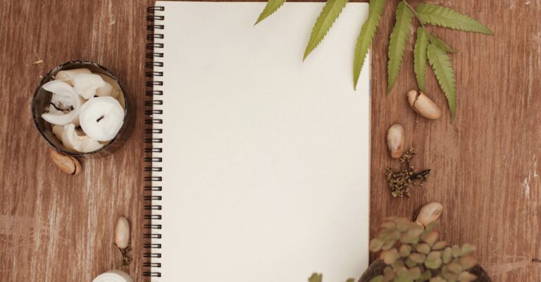 Caderno aberto com headings e post‑its sobre uma mesa, acompanhando um template de periódico