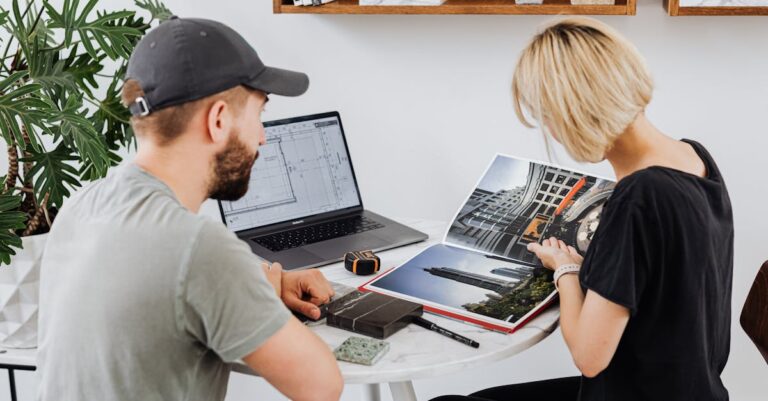 Mesa com laptops e contratos impressos, equipe discutindo opções de ferramentas e cláusulas