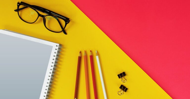 Checklist com itens de precaução e marcador vermelho sobre caderno, visão superior