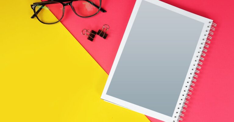 Computador com slide limpo e gráfico simples, layout de alto contraste