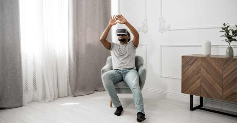 Profissional ajeitando headset de realidade virtual em sala clínica durante ensaio piloto