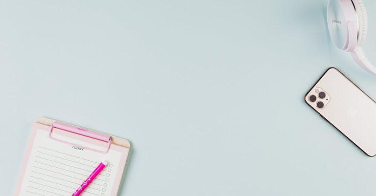 Checklist com itens marcados sobre prancheta e caneta em mesa