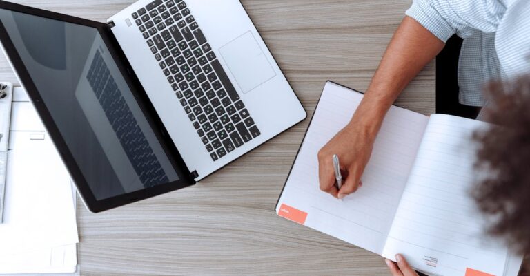 Checklist em mesa com notas adesivas vermelhas destacando erros e pessoa riscando itens