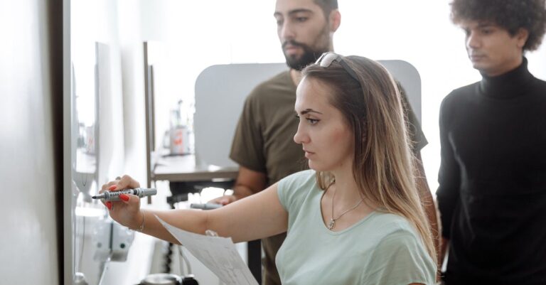 Pessoas planejando em quadro branco com post-its em um escritório