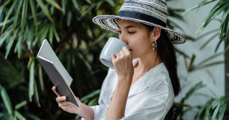 Planner aberto, xícara de chá e fones num espaço de estudo que sugere pausas e autocuidado