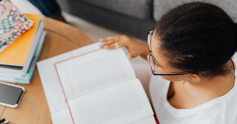 Laptop com edital aberto e caneta marcando trechos dos requisitos e formatos exigidos