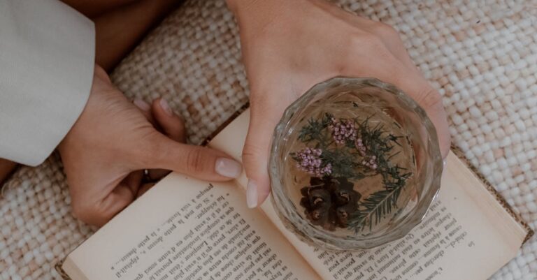 Páginas impressas, caneta vermelha e checklist sobre a mesa, revisão de manuscrito
