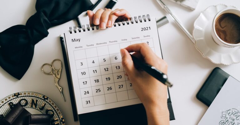 Agenda com prazos circulados e mão apontando para datas, material de estudo e laptop ao lado