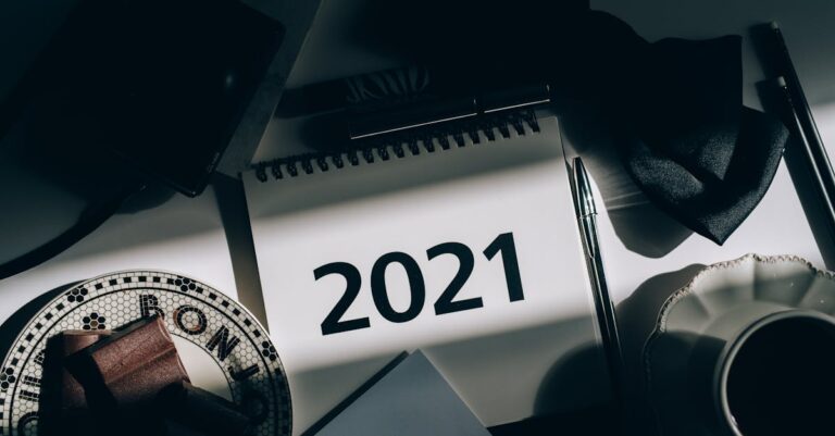 Planner de duas semanas aberto com blocos de tempo marcados, caneta e laptop ao lado